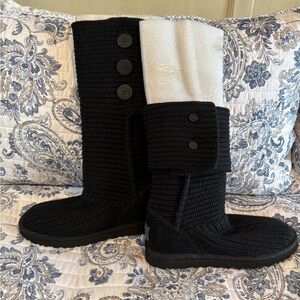 Black NWT Uggs never worn. Perfect condition. No box.